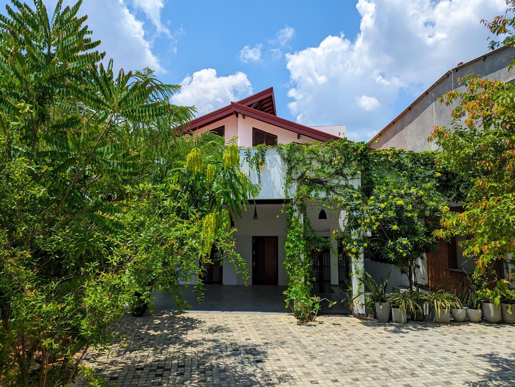 Livin Lush Luxury Retreat Hotel อนุราธปุระ ภายนอก รูปภาพ